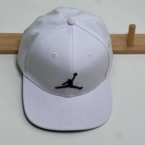 Men’s Jordan White and Black Cap new without tags no flaws